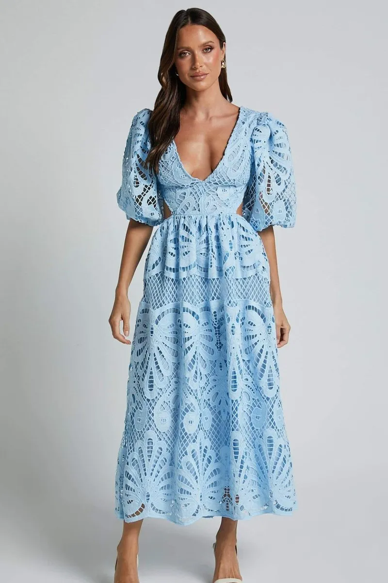 Félicité | Robe midi avec dentelle brodée et découpes