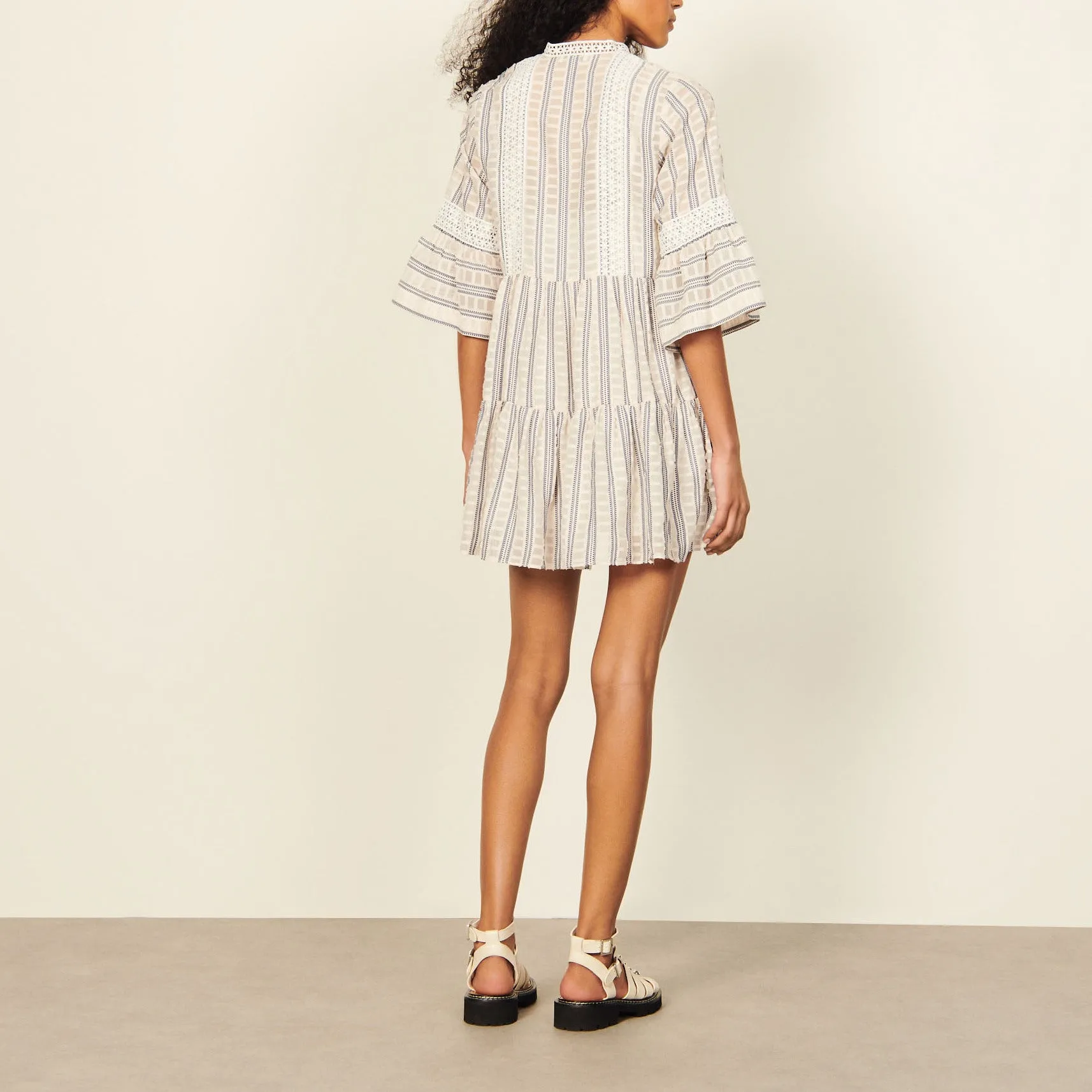 Robe courte évasée à manches courtes