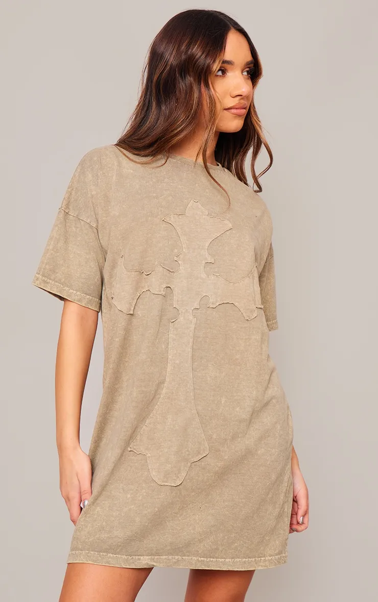 Robe T-shirt vert sauge kaki délavé javélisé à croix en relief