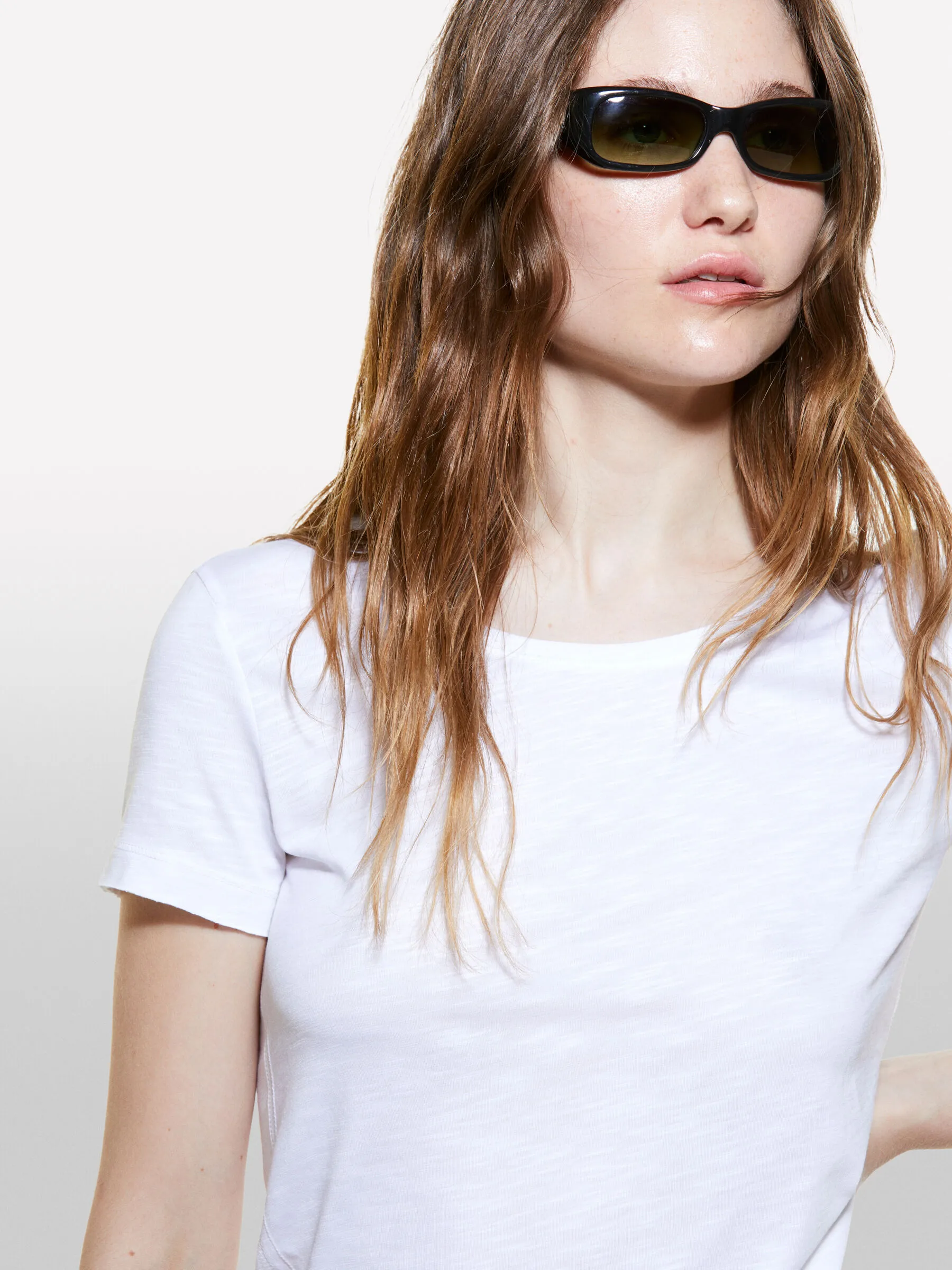 T-shirt blanc à bords bruts