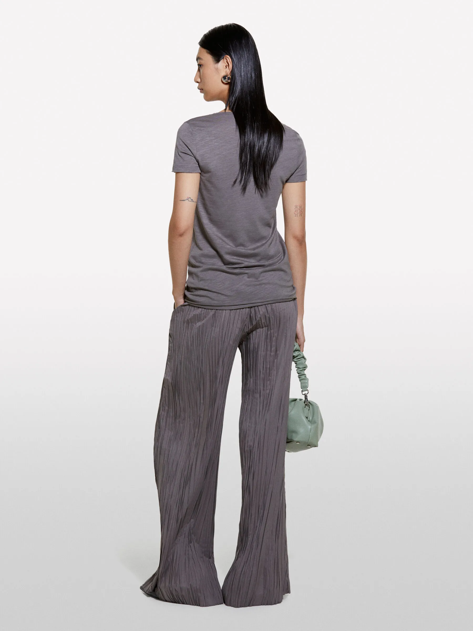 T-shirt gris foncé à bords bruts