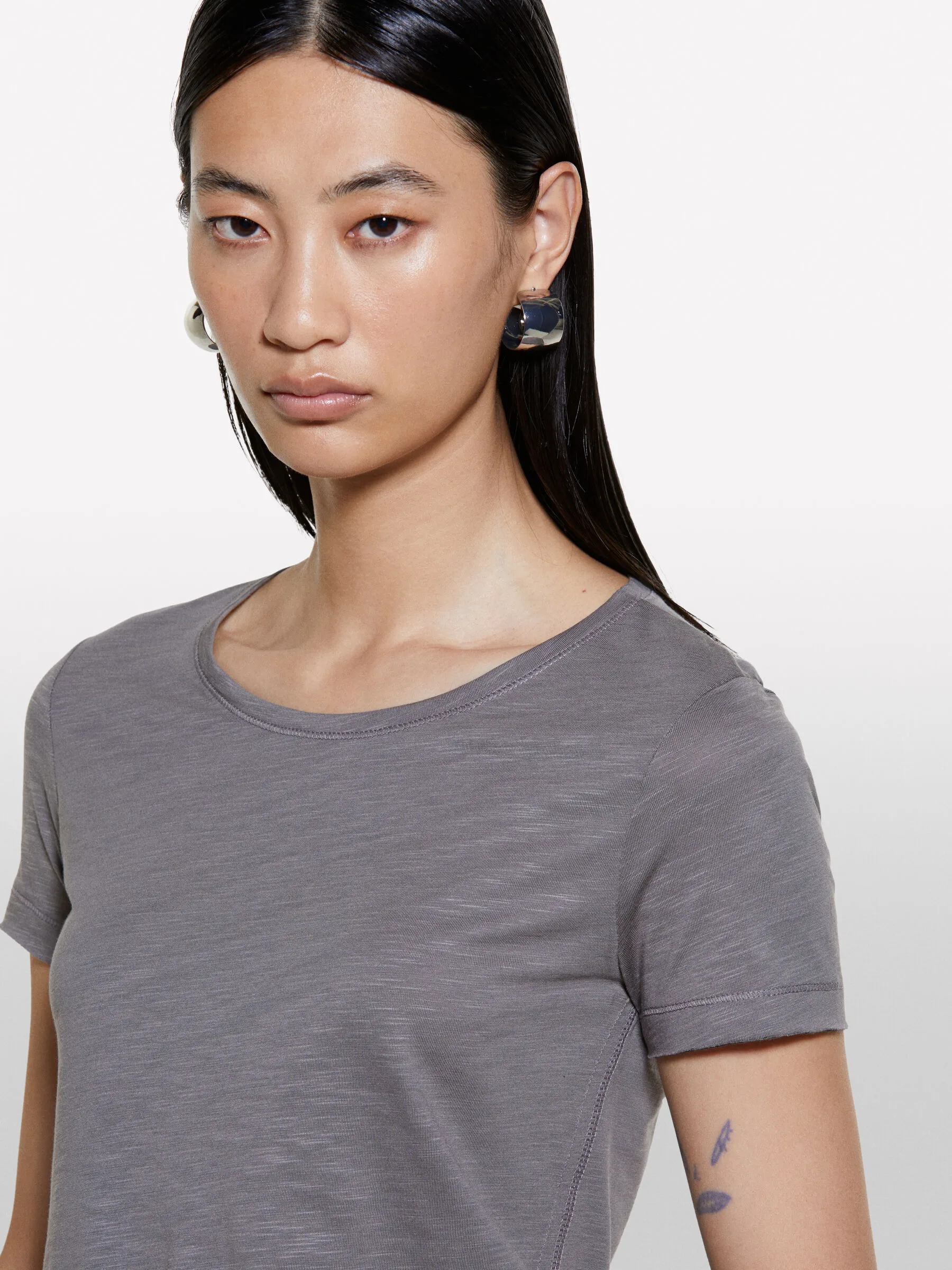 T-shirt gris foncé à bords bruts