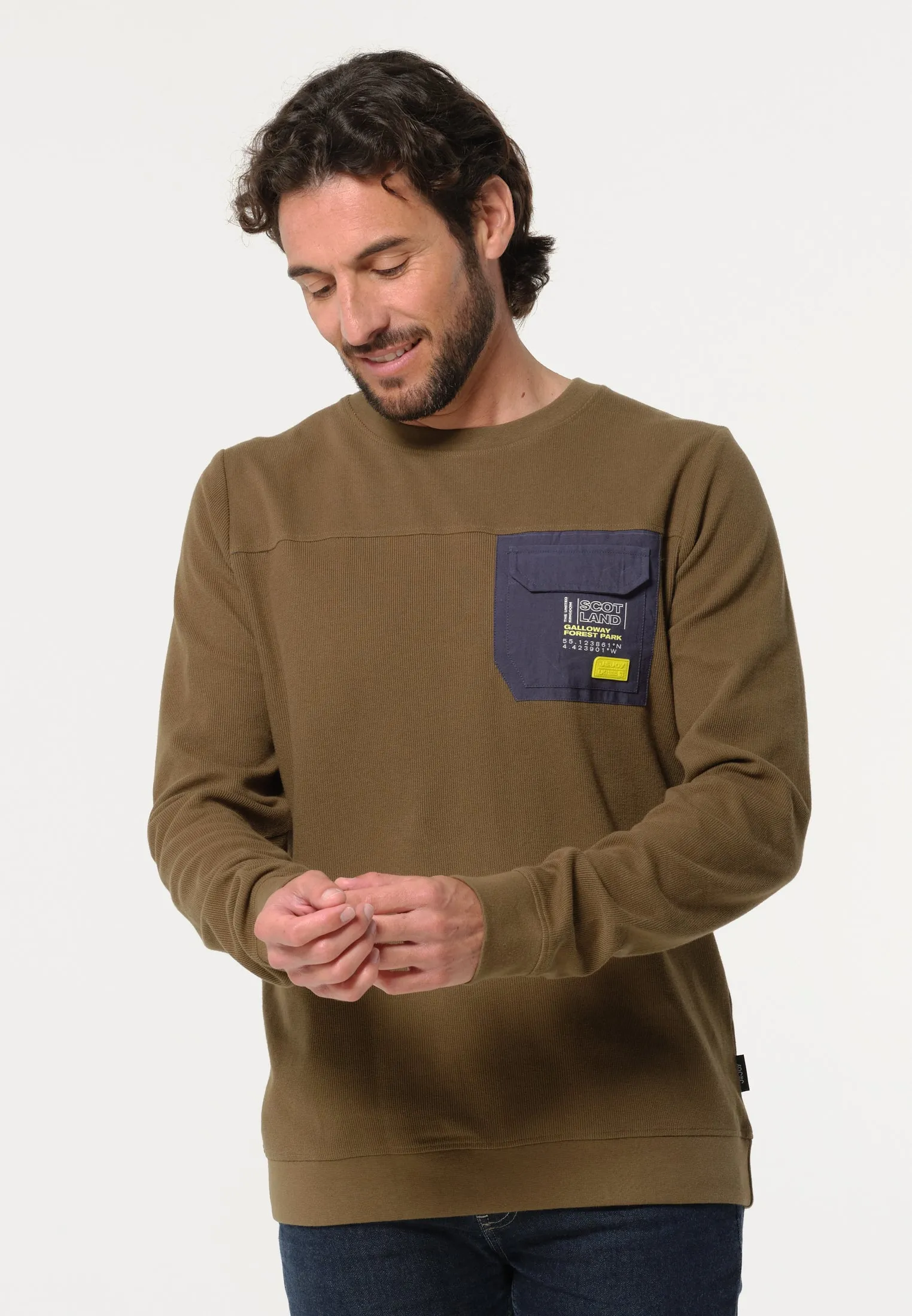 T-Shirt homme à longues manches kaki et poche bleue marine sur le cur