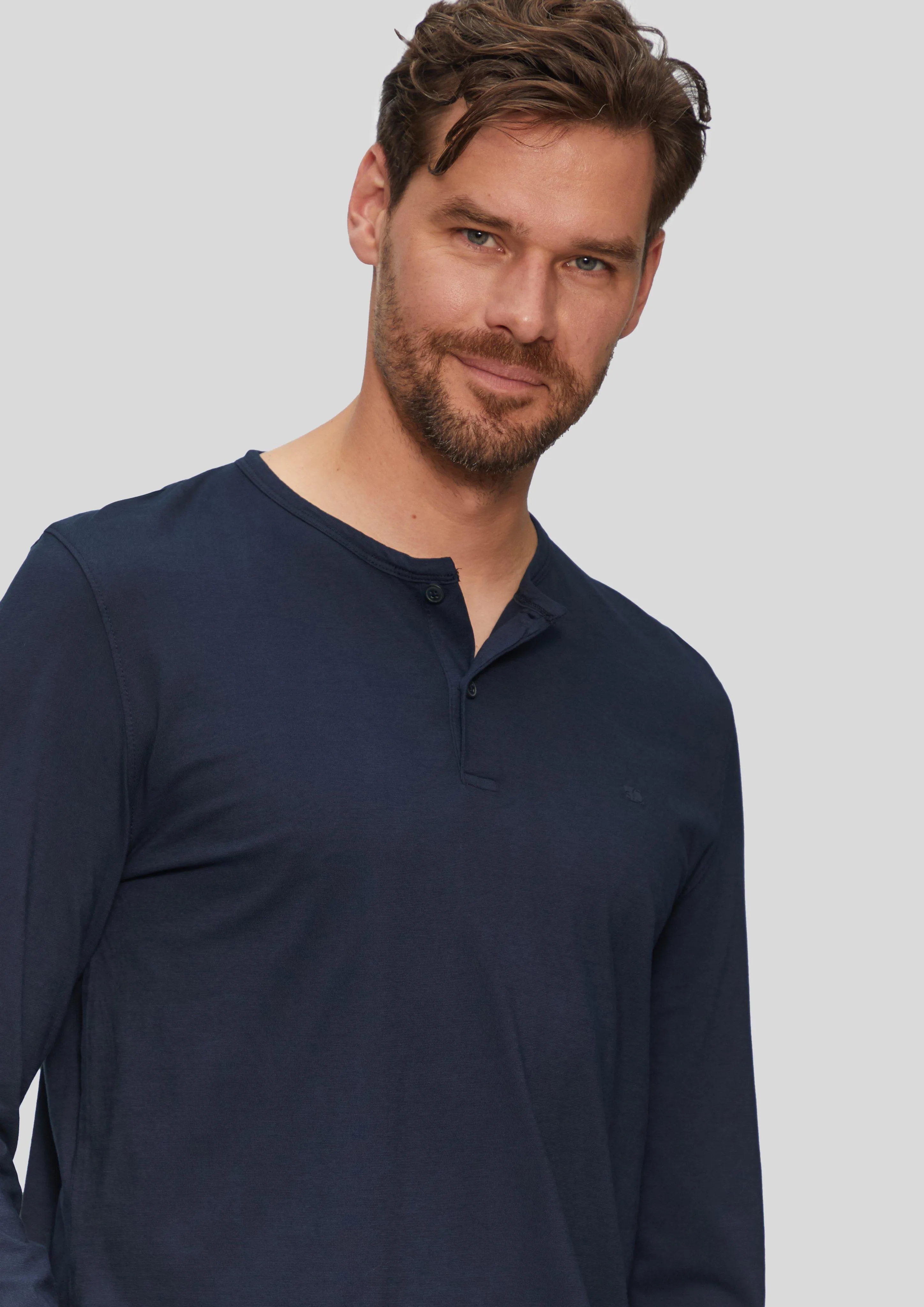 T-shirt teint en pièce à manches longues et col tunisien